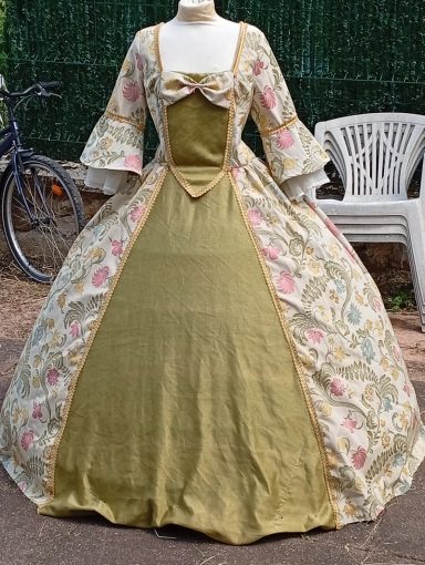 Marquise verte et fleurs