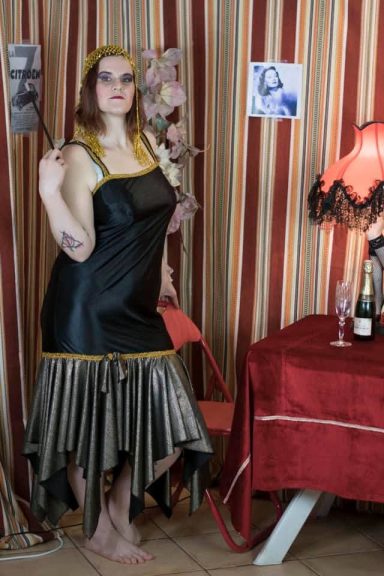 Robe longue noire et or